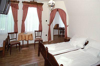 Hermosa habitación doble luminosa en el Hotel Castillo San Hubertus en Sobor - Hotel Castillo Szent Hubertus - Sobor - alojamiento poco costoso en Sobor