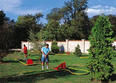 Schlosshotel Hubertus Sobor - Minigolf im Garten des Schloßhotels Hubertus - Szent Hubertus Schlosshotel - Sobor - Zimmer zum günstigen Preis 