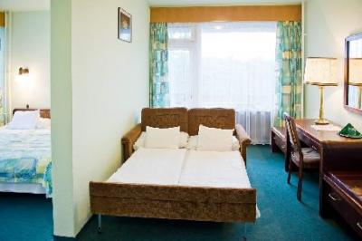 Hotel Szieszta Sopron, habitación familiar para dos niños y dos adultos, con balcón y vistas panoramicas. - Hotel Szieszta*** Sopron - hotel barato en Sopron