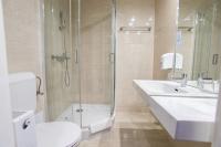 Bagno privato al Árpád Hotel Tatabánya