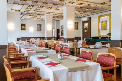 Árpád Hotel Tatabánya - Restaurant im Zentrum von Tatabánya - ✔️ Árpád Hotel*** Tatabánya - Billige Unterkunft in Tatabánya zum Aktionspreis