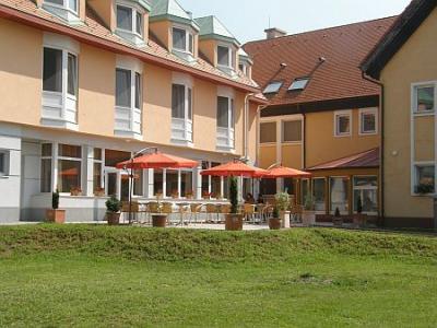 Balkong och restaurangen i ett 3-stjärnigt hotell i Ungern - Termal Aqua Hotell - ✔️ Aqua Hotel Termál*** Mosonmagyaróvár - betalbart hotell i Ungern, vid österrikiska gränsen