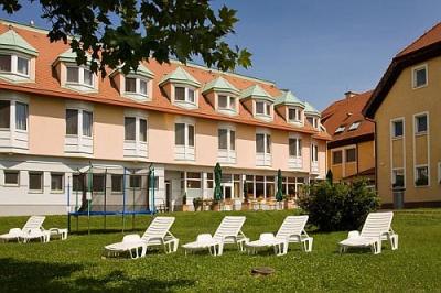 Termal Hotellets trädgård i Ungern - Termal Aqua Hotell - ✔️ Aqua Hotel Termál*** Mosonmagyaróvár - betalbart hotell i Ungern, vid österrikiska gränsen
