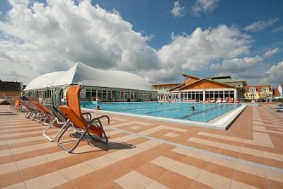 Immense piscine extérieure dans le 3* Thermal Hotel Mosonmagyarovar - ✔️ Thermal Hotel*** Mosonmagyaróvár - hôtel centre bien-être et thermal à Mosonmagyarovar