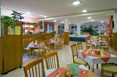 Thermal Hotel Mosonmagyarovarのレストランでの食べ物料理 - ✔️ Thermal Hotel*** Mosonmagyaróvár - 温泉のホテルモションマジャローヴァール 