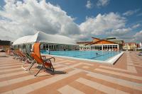 Enorma utomhuspool i 3* Thermal Hotel Mosonmagyarovar