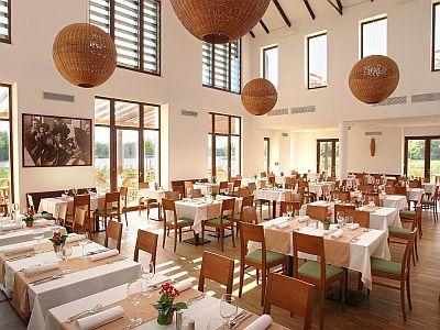 Restaurant agréable et élégant de l'hôtel Tisza Balneum à Tiszafured - ✔️ Tisza Balneum Thermal Hotel**** - hôtel de conférences et centre bien-être à Tiszafured