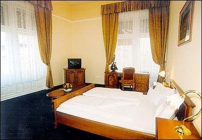 Elegancka sypialnia dwuosobowa w City Hotelu Unio, w śródmieściu Budapesztu - City Hotel Unio w centrum Budapesztu - tani, trzygwiazdkowy hotel w śródmieściu