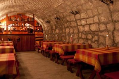 L'Hôtel Vár á Visegrád avec restaurant et cave á vins - ✔️ Vár Wellness Kastélyhotel*** Visegrád - Hôtel château au meilleur prix à   Visegrád