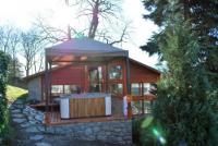 Outdoor jacuzzi offering Danube view in Hotel Var close to the castle of Visegrad