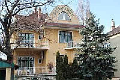 Villa Hotel Kristal Budapest - 市街中心に近いゲッレ－ルト山に建つ格安ホテル - Villa Hotel Kristal Budapest - ヴィラホテル　クリスタル　ブダペスト　ハンガリー　中心街にある格安ホテル