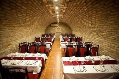 Cellar Restaurant à Visegrad dans le Patak Park Hotel avec des spécialités hongroises  et dégustation de vins - ✔️ Patak Park Hotel*** Visegrád - Hôtel Patak Park à prix réduit avec vue sur le bois et sur le Danube à Visegrad