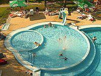 Wellness Hotel Azur Siofok - piscina para los ninos