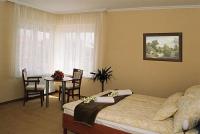 Sypialnia dwuosobowa z eleganckim wyposażeniem - Hotel M Welness w Hajduszoboszlo