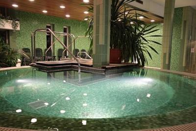 ヨットウェルネスホテルにジャグジー付きのウェルネスセンター - ✔️ Yacht Wellness Hotel**** Siófok - 安いホテルヨットウェルネスビジネスホテルシオーフォク