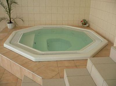 Jacuzzi de l'Hôtel Zsory Fit à Mezokovesd - Wellness, Spa bien-être et bains thermaux - ✔️ Zsóry Hotel Fit**** Mezőkövesd - wellness hotel Mezökövesd